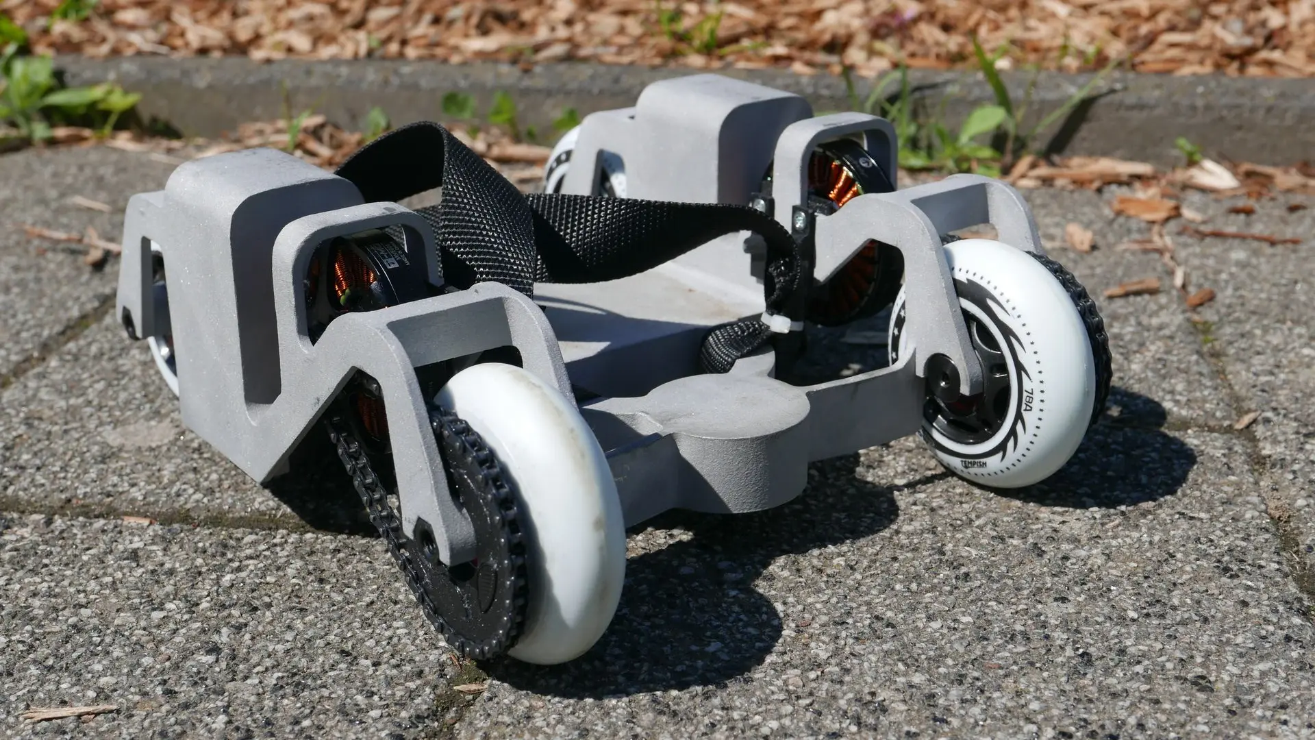 A prototype of the KoumKoum on a sidewalk in Woluwé-Saint-Lambert